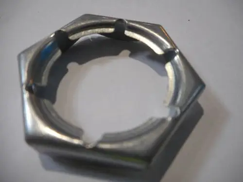 Elastische Mutter von Remeha, sechseckige Form, metallisch glänzend, ohne erkennbare Maße oder nummerische Angaben, auf weißem Hintergrund platziert.